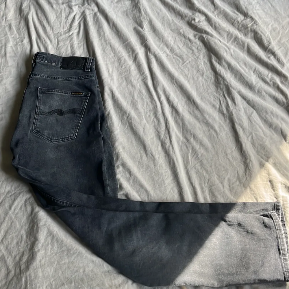 Tjenare, säljer nu dessa fräscha nudie jeans för nypris 1500kr, mitt pris 600. Storlek: W30 L32. Passar perfekt nu till hösten och vintern. Byxorna är i modellen grim tim. Hör av er vid frågor.. Jeans & Byxor.