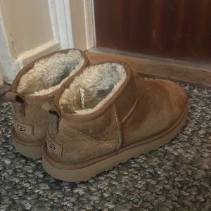Ugg ultra mini - Ugg mini i färgen chestnut. Slitna inuti men ser bra ut på utsidan. Vissa defekter så som slitage på insidan och lite saltfläckar men inte mycket. Storlek 40. Skulle även säga att de passar en storlek mindre och större. Pris går att diskutera.❤️
