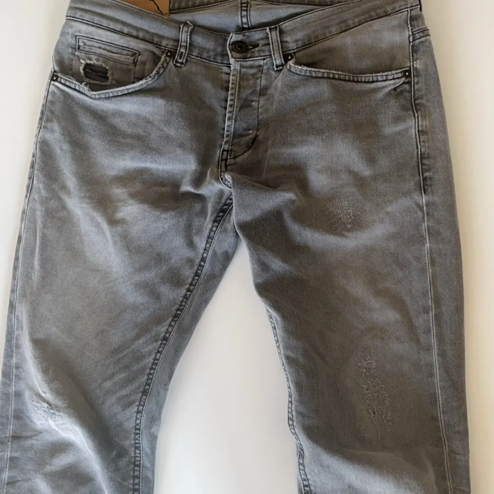 Dondup george jeans i storlek 33 skinny fit. Lappen inuti är sliten men syns inte när man har på sig byxorna. Finns även en liten prick där de tappat lite färg men syns ej(se bild 3 o 4). Sitter som 32.. Jeans & Byxor.