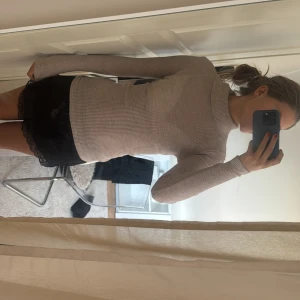 Intimissimi tröja med hög hals - Termisk tröja med hög hals med kashmir från intimissimi. Använt får tal gånger men fortfarande i väldigt fint skick. 