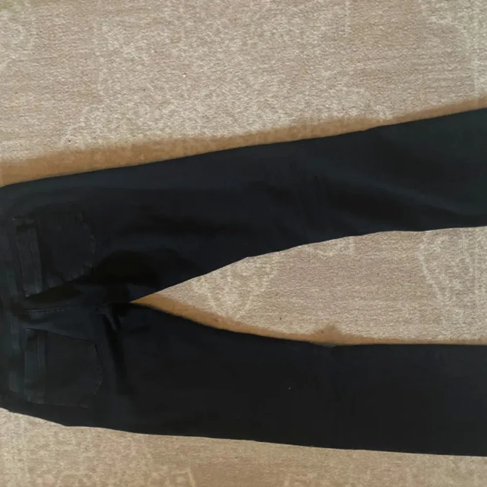 Ltb jeans i bra skick, de är lågmidjade💗 de är förstora för mig i midjan så på bilden ser man att det är skosnören i men de kommer jag att ta ut, men det kommer förstås fortfarande vara hål i midjan skriv till mig om mer information💗. Jeans & Byxor.