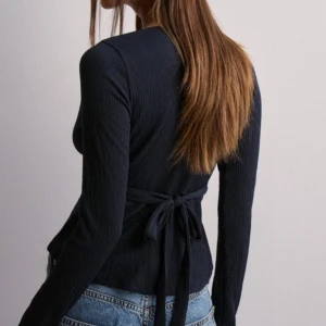 Nelly blus - Säljer denna fina blus från Nelly. Andvänd fåtals gånger därav säljer jag den, pris går att diskutera💕💕