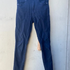 Svarta jeansleggings från Dr. Denim - Säljer ett par svarta jeansleggings från Dr. Denim, modell Lexy. De är superstretchiga och bekväma, perfekta för både vardag och fest. Tillverkade i Thailand och i storlek 40. Passar perfekt till en oversized tröja eller en snygg topp!