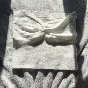 Linne - Stickat linne med fin detalj framtill, används inte