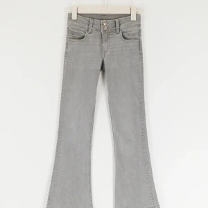 Bootcut jeans 146/152 - Super snygga Gina Young jeans i storlek 146 lite trasiga längst ner (se bild 3) men inget som syns. Jag säljer dom för 199kr och nypris är 350kr. (Lånad bild)