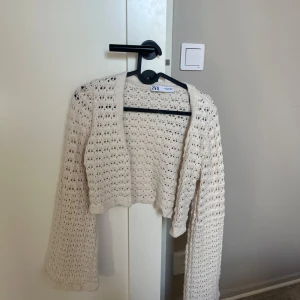 Söt kofta med guldknappar - Jättesöt kofta från zara med världens sötaste knappar! Storlek small 