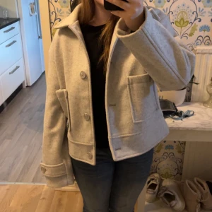 Kappa - Säljer denna gråa kappa i strolek M. Säljs då den inte kommer till användning längre. Nypris 400kr.  Som ny då den andvänds runt 3-4 gånger💕
