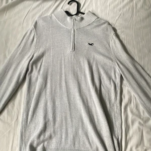 Vit quarter zip tröja - En skönt o snygg quarter zip tröja i storleken M passar perfekt till kalla höstvädret skick 7/10 då den är lite knopprig men inge skador eller defekter