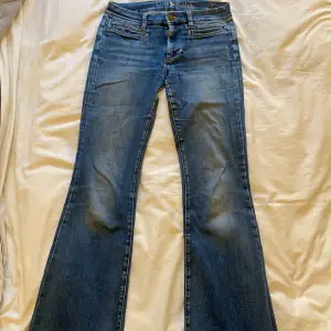 MIH Blåa low Waits bootcut jeans. Storlek 27 tror jag men skulle säga s/38. Fina fickor. Säljar för att de är för korta på mig som är 174.skriv privat för mer frågor❤️