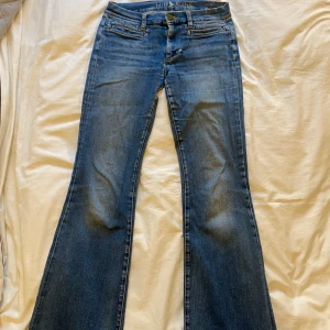 Low waist Bootcut jeans - MIH Blåa low Waits bootcut jeans. Storlek 27 tror jag men skulle säga s/38. Fina fickor. Säljar för att de är för korta på mig som är 174.skriv privat för mer frågor❤️