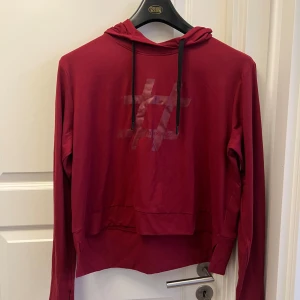 Träningskofta - Helt oanvänd träningskofta från MXIMZE i storleken L men jag skulle mer säga att den sitter som M ifall man har S i vanliga fall.