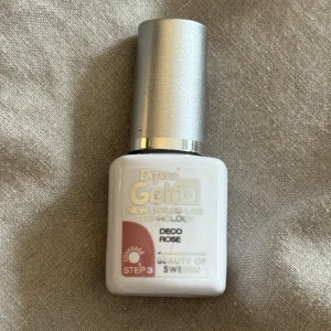 Depend gel iq - Depend gel iq färg i deco rose, endast använd en gång (den färgen jag har på naglarna) skulle säga att de är 90% kvar i den🫶🏼💖 nypris 85kr