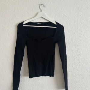 Svart topp - Svart topp från ginatricot!  Aldrig använd🌸