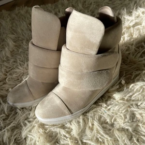 Isabelmarant liknande skor - Jättefina isabelmarant liknande klackar som tyvärr inte kommit till användning då dem är lite för små. Storlek 41 men passar 40 också. Köpt på vinted för 350kr. Skriv om du har fler funderingar💛