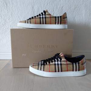 Burberry sneakers  Skick 9.5/10  Endast använda fåtal gånger, nyskick!  Nypris:5000 Mitt pris:2900 (alltid billigare vid snabb och smidig affär!) Bara att höra av sig vid några frågor eller vid intresse av fler bilder eller liknande!