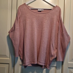 Rosa tröja från Saint Tropez - Säljer en superfin rosa tröja från Saint Tropez i storlek XL. Den är gjord i ett mjukt material och har en avslappnad passform. Perfekt för både vardag och mysiga hemmakvällar. Tröjan har långa ärmar och en enkel design som gör den lätt att matcha med olika outfits.