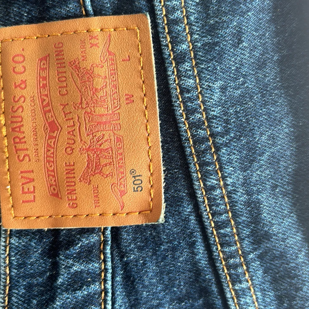 New levies jeans dark blue Passform Straight fit – raka från höfterna till låren och har en vidare öppning över anklarna än slim fit. . Farkut & Housut.