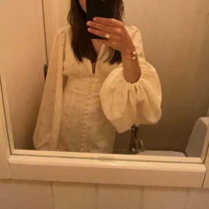 Adoore klänning - Gul adoore klänning som endast är använd en gång!💛