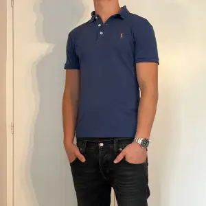 Ralph Lauren piké | Skick: 9/10 | Size - S | Nypris 1400kr mitt pris 449kr | Modellen är ca 177cm lång | Fraktar via PostNord eller Instabox på köparens bekostnad | Hör av dig vid minsta fråga eller fundering📩