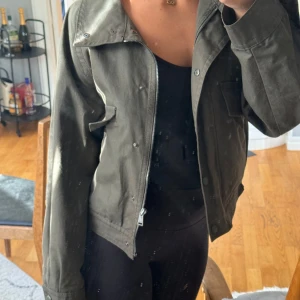 Jacka - Cool och väldigt snygg militärgrön jacka från zara. Nypris 1200 men köpte på rea för 799. Knapp använd och är i fint skick. Storlek M