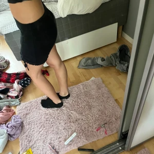 Kjol - En svart tajt kjol. Väldigt skön och i bra skick.