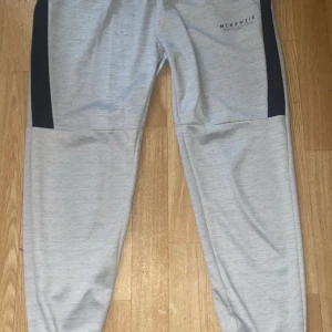 Gråa byxor  - Gråa vanliga byxor för salu