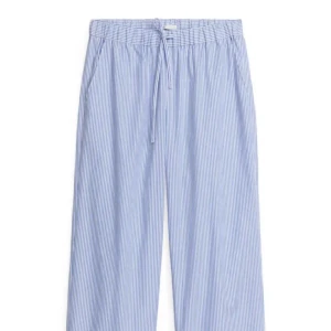 Radiga byxor ARKET - Jättefina nästan helt oanvända radiga tygbyxor från arket. Passar som mys/pyjamasbyxor likaväl som till vardags. Storlek S💫