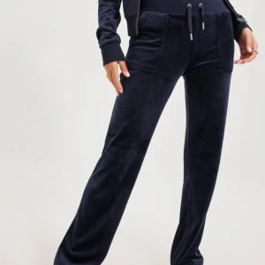 Juicy couture byxor - Juicy couture byxor köpte på Nelly. Kostar 1199 och mitt pris är 600. De är i mycket bra skick och knappt använda. Passar perfekt till hösten och nu när de blir kallare. Storlek XXS men passar som XS och längden passar mig bra som är 164 cm💕