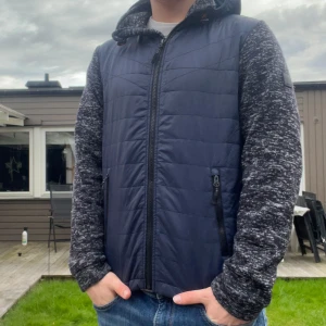Snygg cardigan - Perfekt nu till hösten. Storlek S. Bra skick. Skriv vid minsta intresse, pris kan diskuteras vid smidig affär 😀