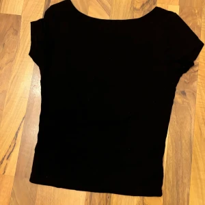 T-shirt med öppen rygg - Får din midja att se så smal ut och den öppna ryggen är bara perfektion.  Passar S/M