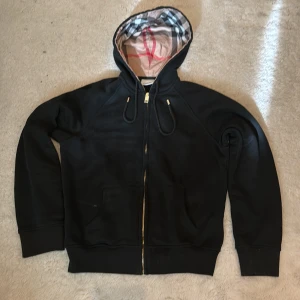 Burberry kofta - En burberry kofta jag hade köpt till min lille bror men han har växt ut på den det är storlek M till barn så XS till ungdomar.