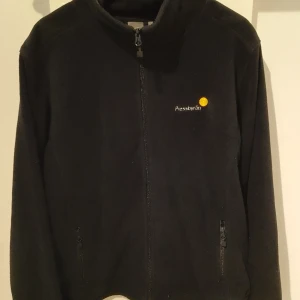 Pressbyrån ziptröja - Pressbyrån. Mörkblå ziptröja. Storlek L. Fint skick. 