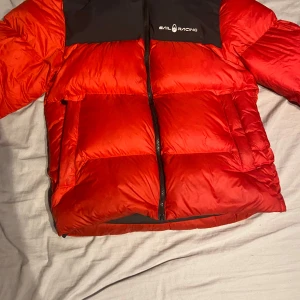 Sail racing jacka  - Sail racing jacka säljer pga. den är typ för liten och använder inte den. hyfsat 9/10 skick. Storlek S men sitter som M. Kommer 100% hålla dig varm under vintern. Ord pris är 3000kr säljer för 1900 