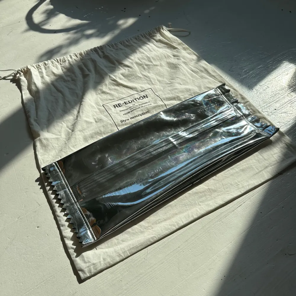 margiela ss10 candy wrapper clutch + dust bag, inga konstigheter, Authenticated på grailed. kom privat vid frågor, tar gärna emot byten:). Väskor.