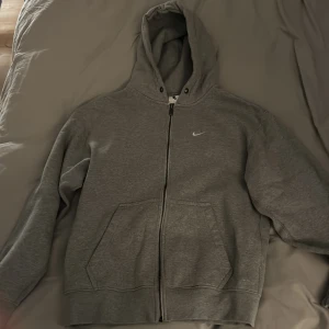 Nike zip hoodie - Säljer en grå Nike zip i storlek S. Bra skick  Hör av dig om du har en fråga
