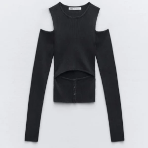 Svart ribbad topp från Zara - Trendig svart ribbad topp från Zara. Liten i storleken och endast använd två gånger💓