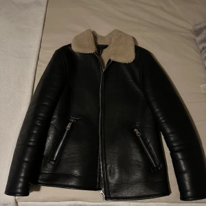 Svart skinnjacka med pälsfoder - Skinnjacka i äkta läder, med fordring runt om hela jackan! Från H&M gamla kollektion samt ett samarbete.