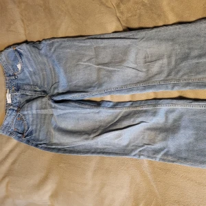 Blå jeans från Reserved - Säljer ett par klassiska blå jeans från Reserved. De har en straight passform och är tillverkade i denim. Perfekta för en avslappnad stil.