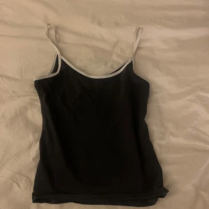 Svart/vitt linne - Linne från hm i storlek 158/164, sitter som XS