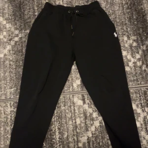 Polo ralph lauren byxor - Säljer dessa sköna polo ralph lauren byxor, koftan blev såld. Bra skick använd i 3 månader ish. 