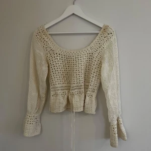 Stickad tröja  - Stickad tröja med virkade detaljer💕