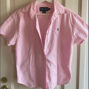 Ralph Lauren skjorta  - Jättesnygg skjorta i ljusros, strl xl men sitter mer som S/M. Väldigt bra skick utan defekter!