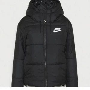 Nike pufferjacka - Jättesnygg jacka som tyvärr inte kommit till användning, strl M men passar också S!(lånad andra bild, men kan skicka egna)💞