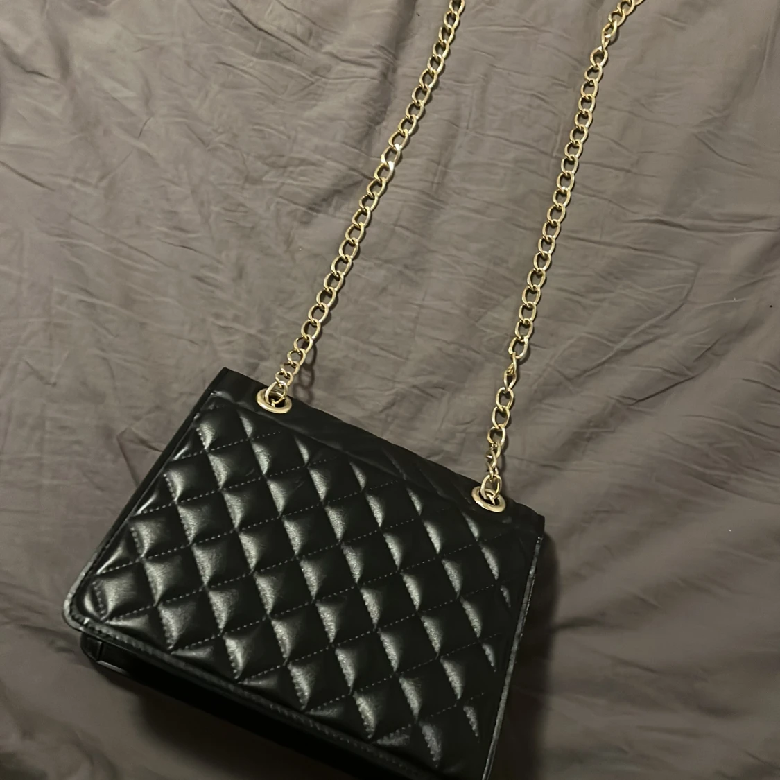Svart quiltad axelväska med ked - 91
