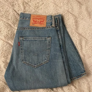Levis jeans herr w29 L32 - Säljer ett par helt nya Levis jeans herr o storlek 29|32. Oanvända. Raka i modell. 