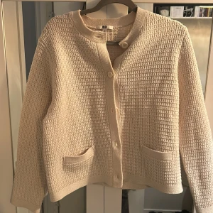 Stickad kofta - Vit stickad kofta i storlek XL från Uniqlo. Den är dock extremt liten i storleken. Jag brukar normalt ha M. Nästan helt oanvänd!