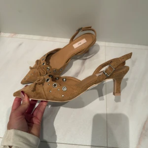 Mocka klack skor nelly - Super snygga klackar från nelly i mocka imitation i en beige brun färg. Aldrig använda bara provade. Storlek 37. Använd köp nu!