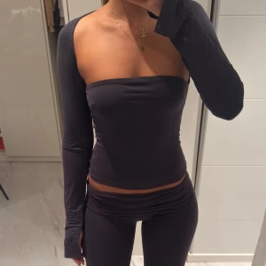 Grå gina tricot soft touch topp - Grå gina tricot soft touch topp med super fin design. Storlek xs. Använd köp nu!