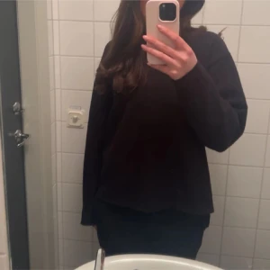 Svart tröja, zara - Säljer en stilren svart tröja, Perfekt för en avslappnad look. Tröjan har långa ärmar och en normal passform.