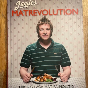 Jamies Matrevolution - Kokbok av Jamie Oliver som lär dig laga mat snabbt och enkelt. Innehåller recept för allt från snabba pastarätter till mustiga grytor och klassiska fiskrätter. Perfekt för den som vill laga god och hälsosam mat utan krångel. Nypris över det dubbla.